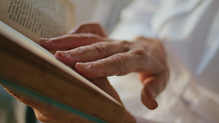 Una biblioteca per sognare: all’RSA Santa Lucia la lettura che guarisce