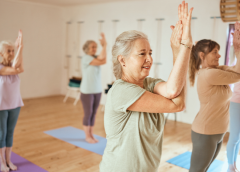Benefici yoga anziani: quali sono e perché tutti possono praticarlo