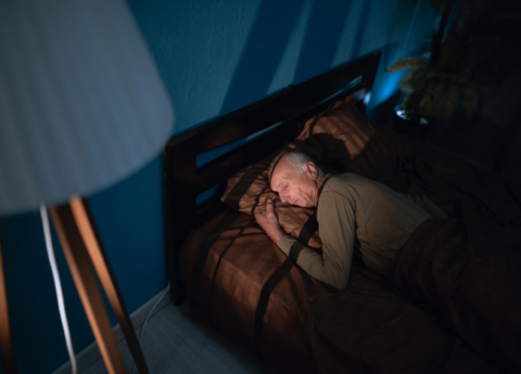 Agitazione notturna anziani: dove nasce e come contrastarla