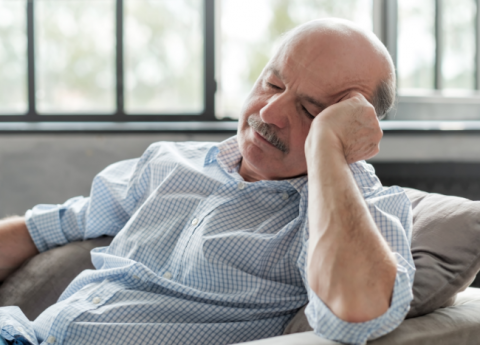 Anziano che dorme sempre: come stimolarlo e risolvere il problema