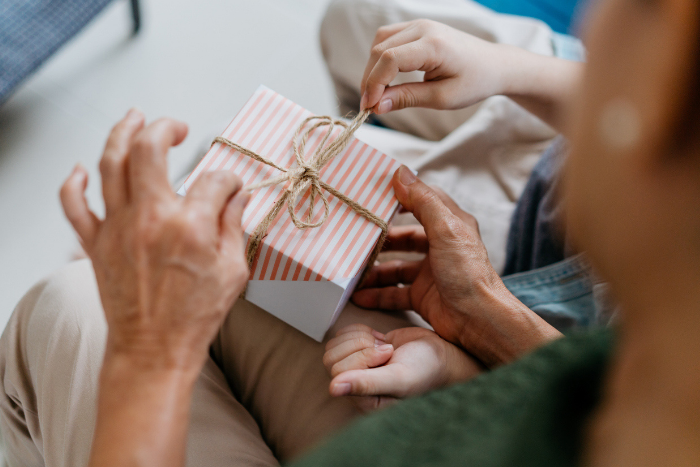 Regali per anziani: 10 idee simpatiche e non banali