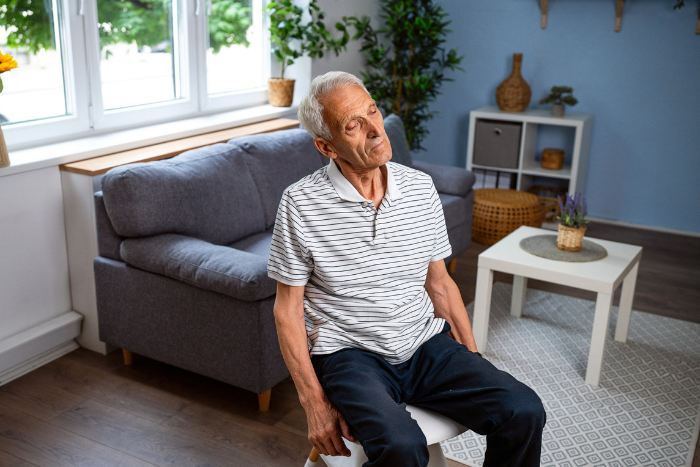 Esercizi di ginnastica dolce per anziani in piedi e seduti