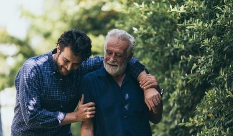 Anziani che si inventano le cose: come aiutarli senza far percepire disagio