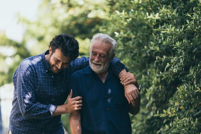 Anziani che si inventano le cose: come aiutarli senza far percepire disagio