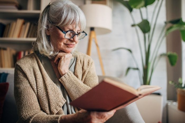 Libri per anziani: letture consigliate per accrescere serenità e autostima