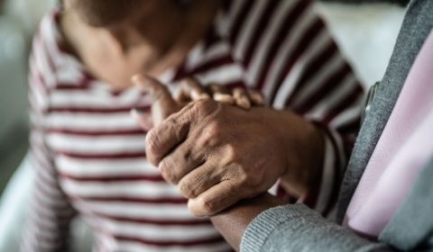 Demenza senile sintomi iniziali e campanelli d’allarme da affrontare con consapevolezza