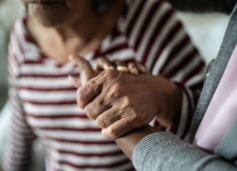 Demenza senile sintomi iniziali e campanelli d’allarme da affrontare con consapevolezza