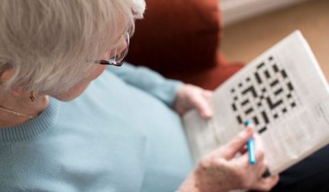 Stimolazione cognitiva anziani: 10 pratici approcci per mantenere il cervello in allenamento