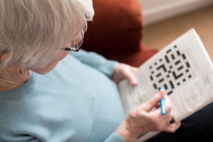 Stimolazione cognitiva anziani: 10 pratici approcci per mantenere il cervello in allenamento