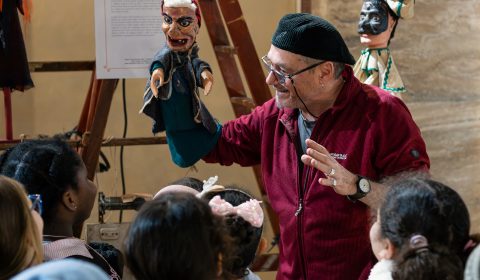 Un filo tra generazioni: la magia delle marionette entusiasma la Residenza Vittoria