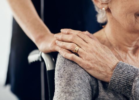 Cosa fare quando un anziano non riconosce la propria casa?
