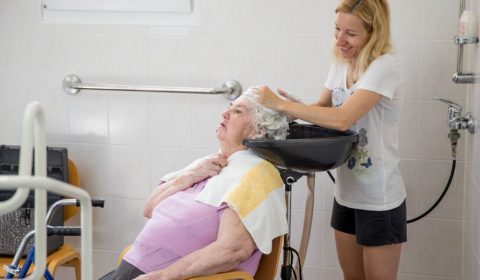Come lavare un anziano non autosufficiente? 5 consigli pratici per non farlo sentire a disagio