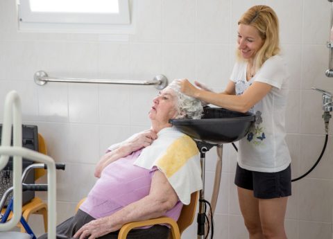Come lavare un anziano non autosufficiente? 5 consigli pratici per non farlo sentire a disagio