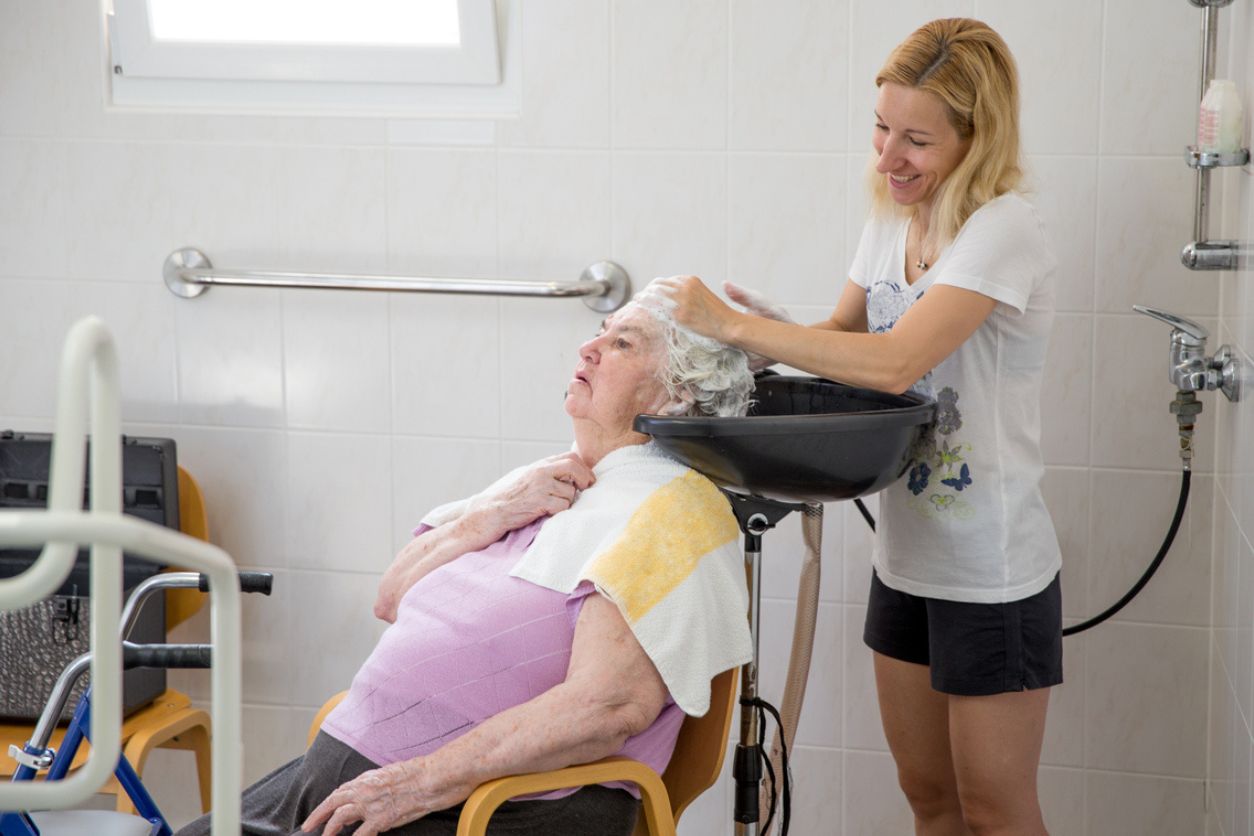 Come lavare un anziano non autosufficiente? 5 consigli pratici per non farlo sentire a disagio