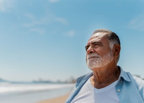 Vitamina D sole e anziani: tra benefici e attenzione che non deve mai mancare 